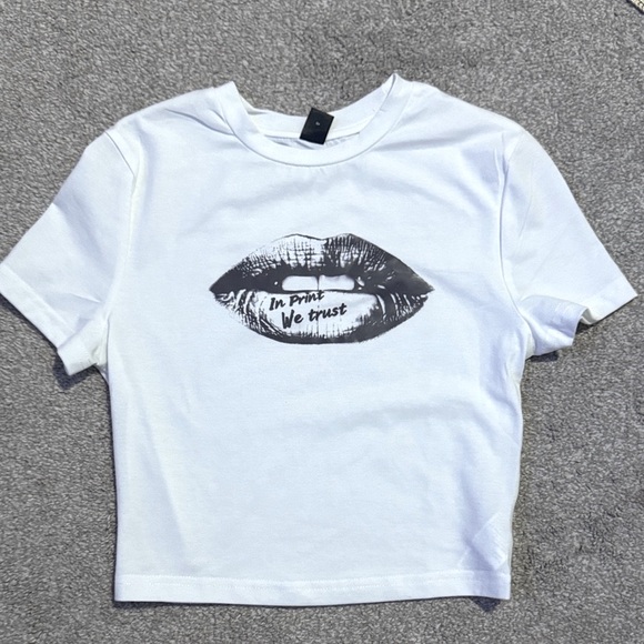 NWOT Women’s White Graphic Tee Crop Top with Lip size small - Picture 1 of 4